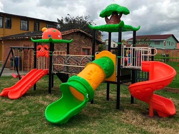 Instalación de playground en el colegio Emilio Soto Mayor Luque