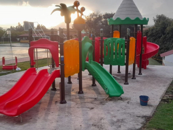 Instalación de Parques Infantiles en Colegio Thomas de Iriarte, Subachoque